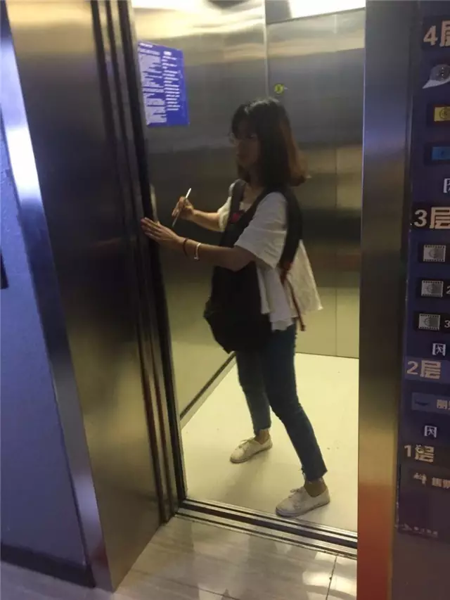 电梯感应有盲区 电梯门关闭时 千万别这样做_其它_网